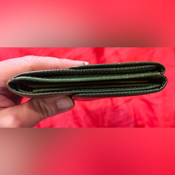 Vintage Authentic Louis Vuitton trifold Epi Wallet - Picture 9 of 9